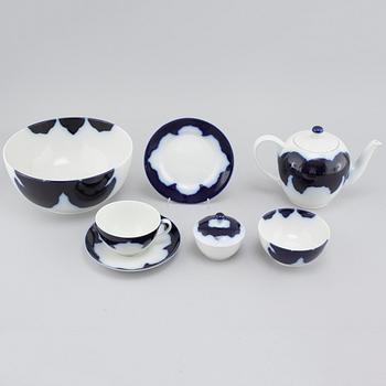 24 pieces of porcelan table ware, partly designed by Lin Utzon, Royal Copenhagen, 1980s.