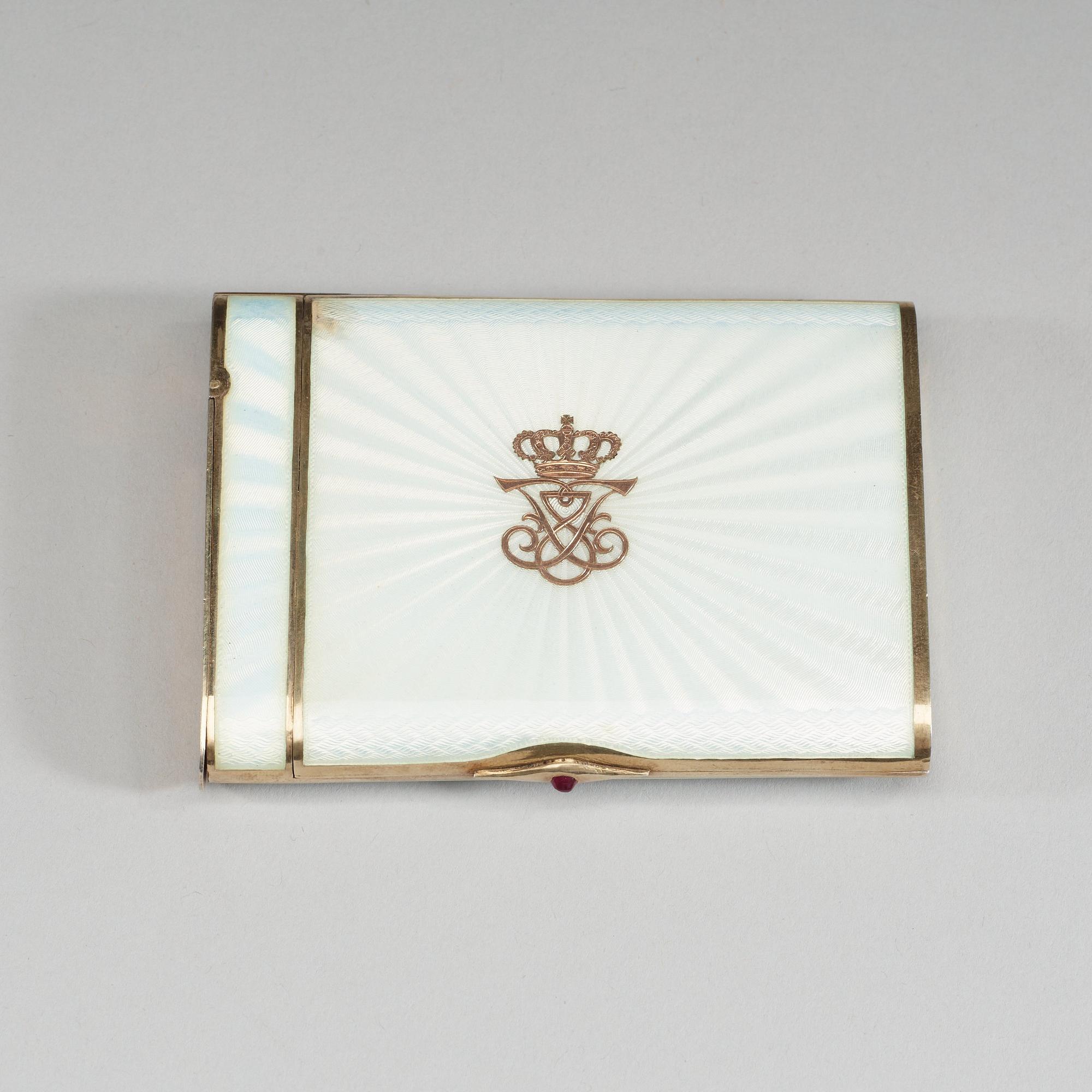 CIGARETTETUI med tändplån, guld och vit emalj. Frankrike, 1900-tal.