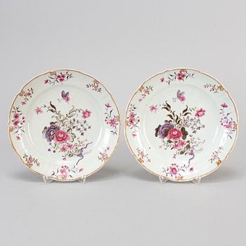 A pair of famille rose export porcelain dishes, Qing dynasty, Qianlong (.