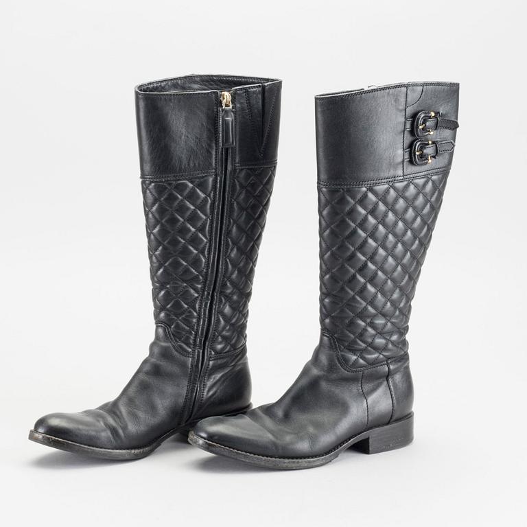 A PAIR OF Sz 36,5 BURBERRY BOOTS.