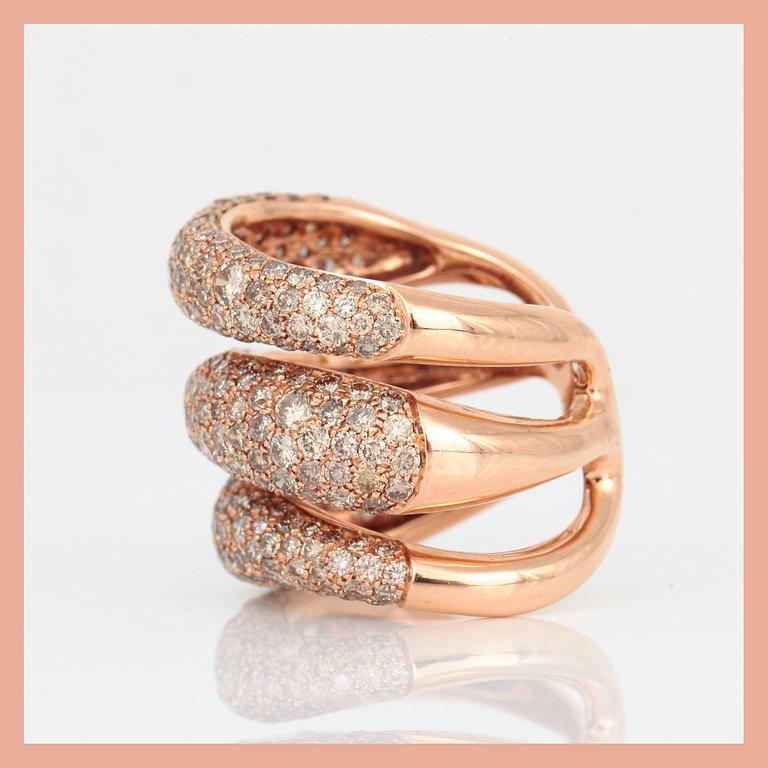 RING, 18K rosa guld med små bruna diamanter. Total vikt ca 19,00 g.