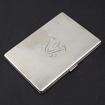 A cigarette case and a small box in silver, first half of the 20th century. Total weight 155 g.