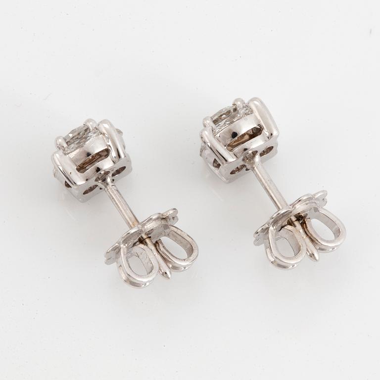 ÖRHÄNGEN, med briljantslipade och navettslipade diamanter.