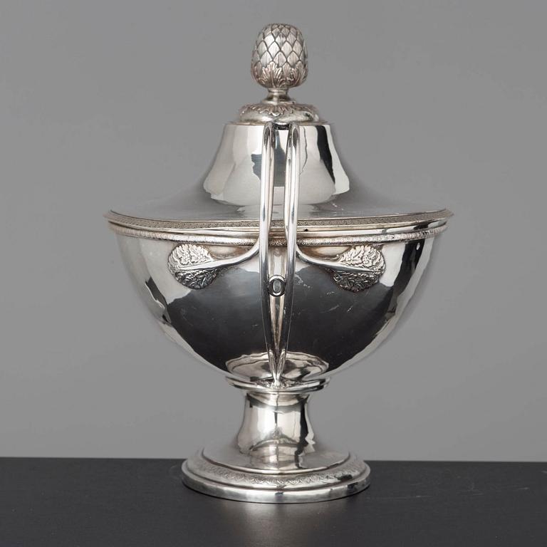 An English 19th Century silver plated tureen and cover.