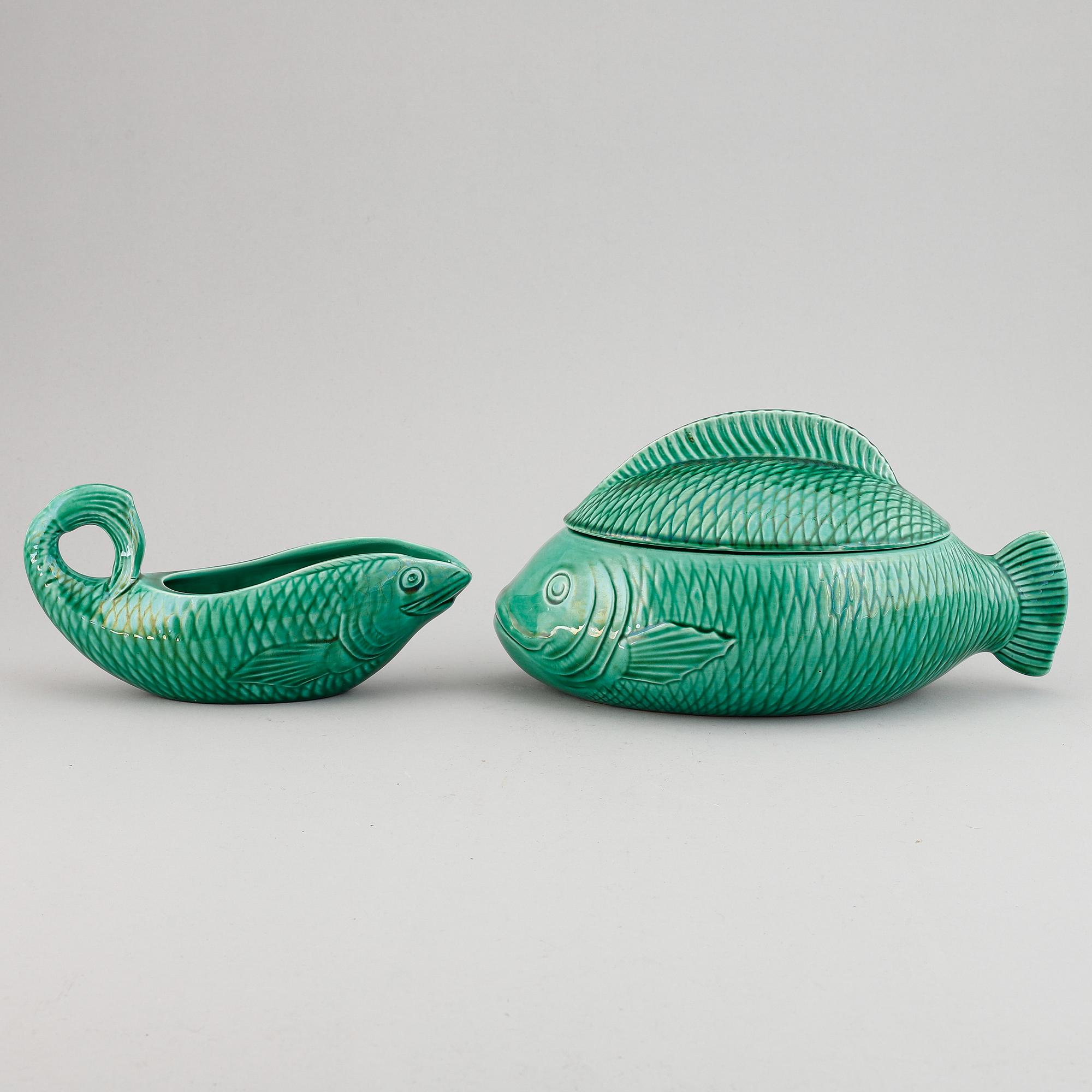 Two pieces faiance fish service by Sarreguemines, France.