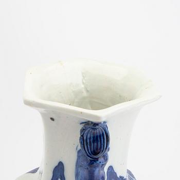 A Chinese 19th/20th century porcelain vase.