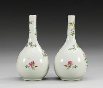 A pair of famille rose vases, late Qing dynasty, with Qianlong´s six characters mark. (2).