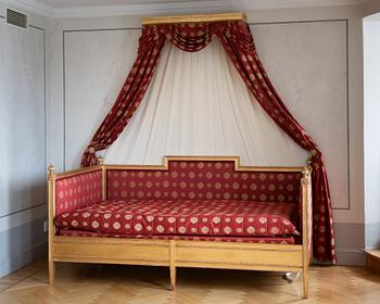 A gustavian style bed.