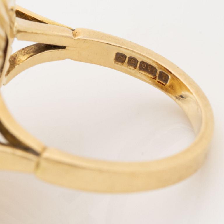 An 18K gold ring set with a hardstone cameo.