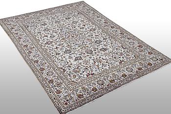 A carpet, Kashan, ca 295 x 194 cm.