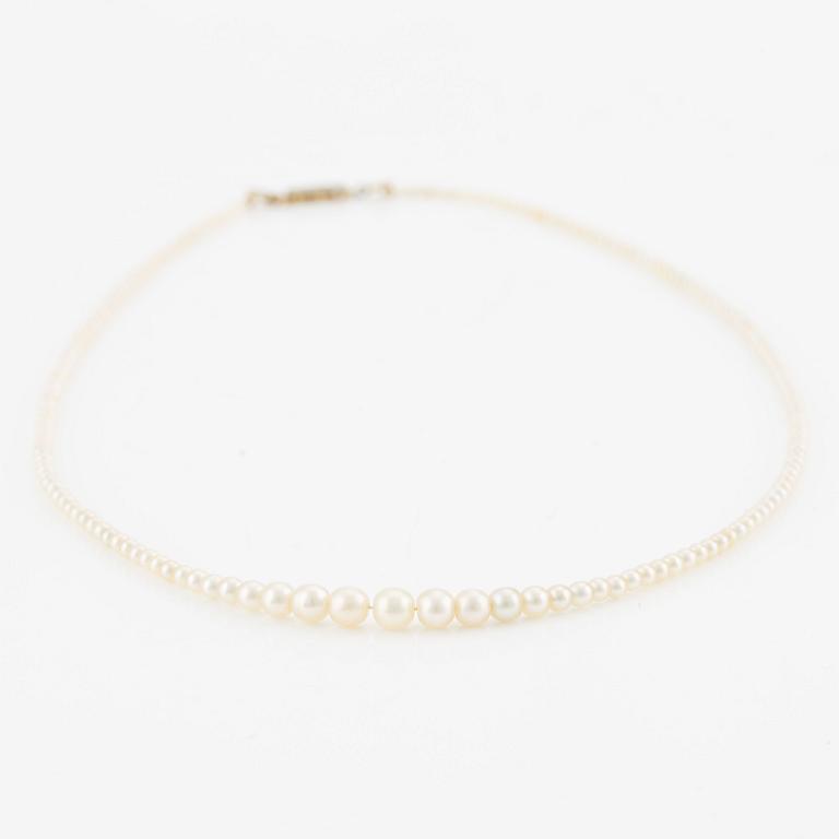 Collier, möjligen orientaliska pärlor, lås i guld med diamanter.