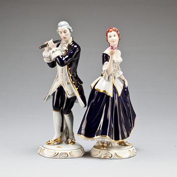FIGURINER, 2 st, porslin Royal Dux. Danmark. 1900-talets andra hälft.