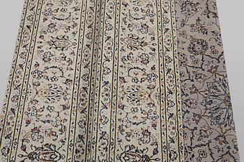 A carpet, Kashan, ca 328 x 205 cm.