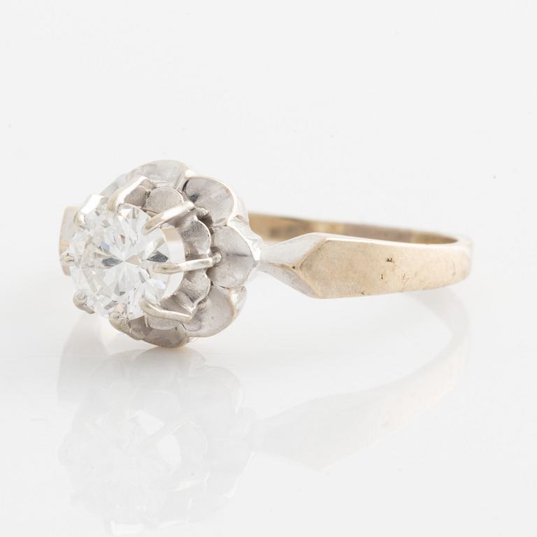 Ring with brilliant-cut diamond.