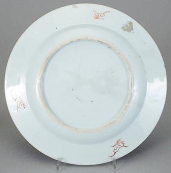SÅSSNIPA SAMT TALLRIK. Porslin, Kina, Qianlong (1736-95).