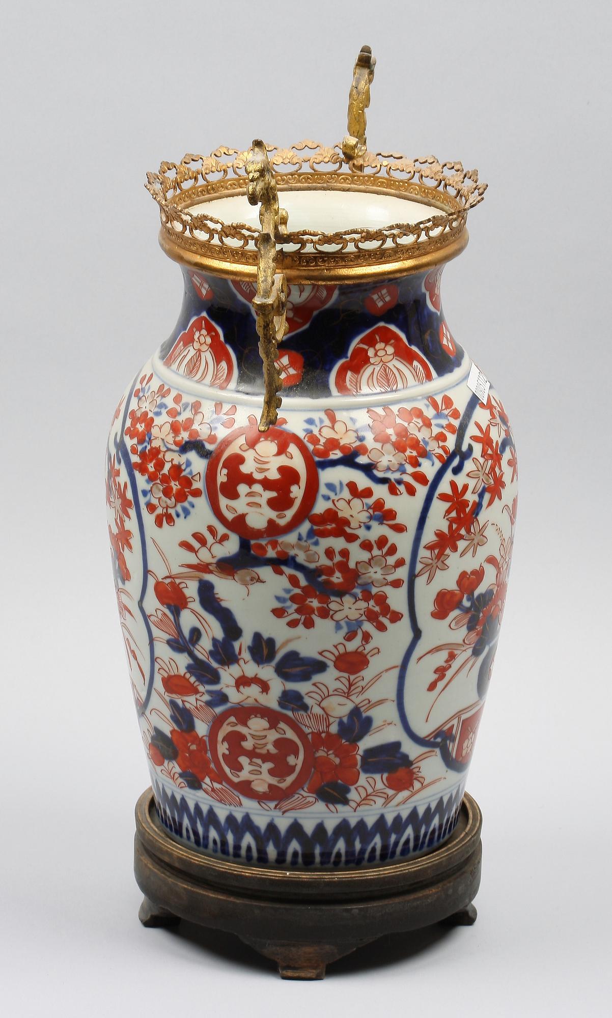 VAS, porslin och mässing, Kina, 1800-tal.