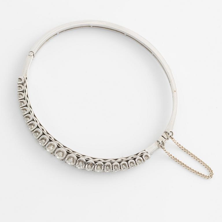 14K gold bangle with round brilliant-cut diamonds.