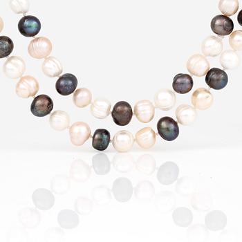 COLLIER, 2 st, odlade vita och grå sötvattenpärlor.