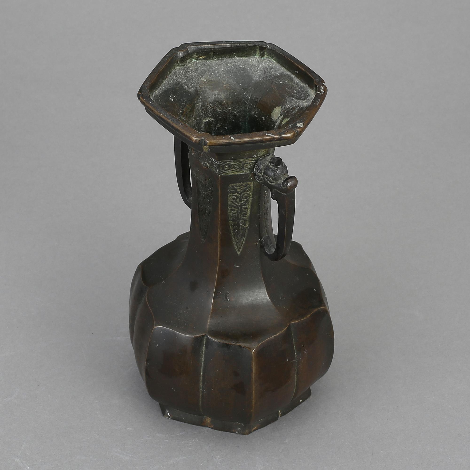 VAS, brons. Kina, omkring 1900.