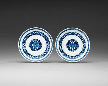 1736. A pair of blue and white chargers, Qing dynasty, Kangxi (1662-1722), with Chenghua four character mark.