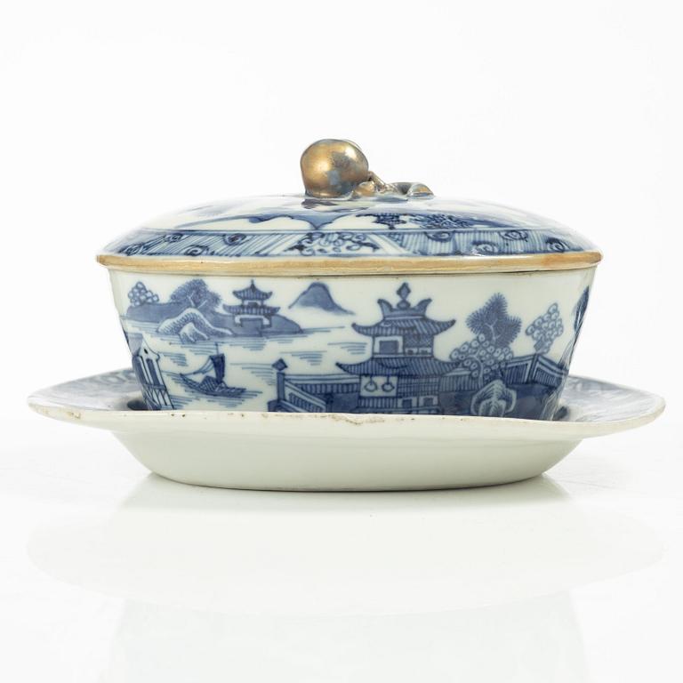 Smörterrin med lock och fat, Kina, Qing dynastin, Qianlong (1736-95).