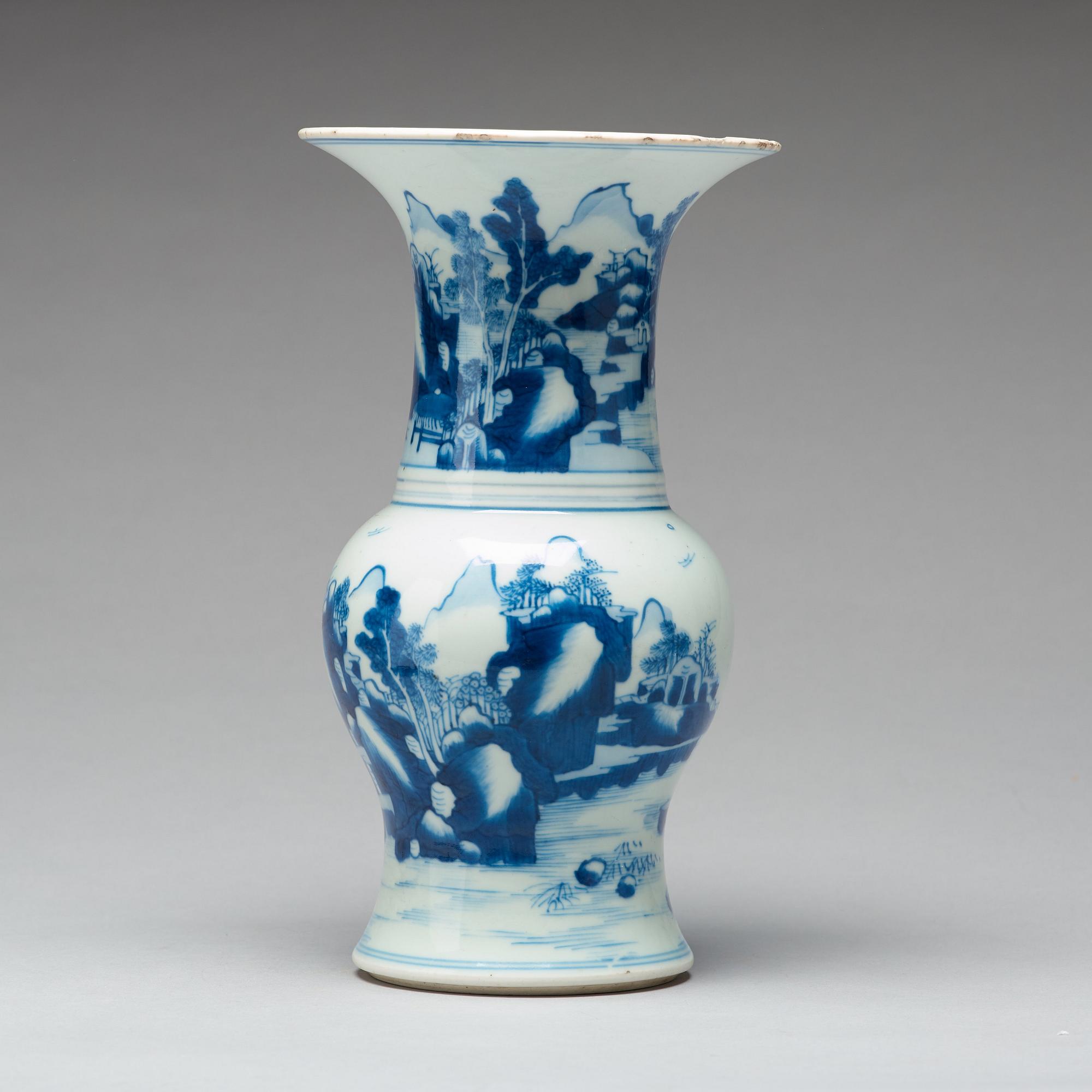 A blue and white 'yenyen' vase, Qing dynasty, Kangxi (1662-1722).