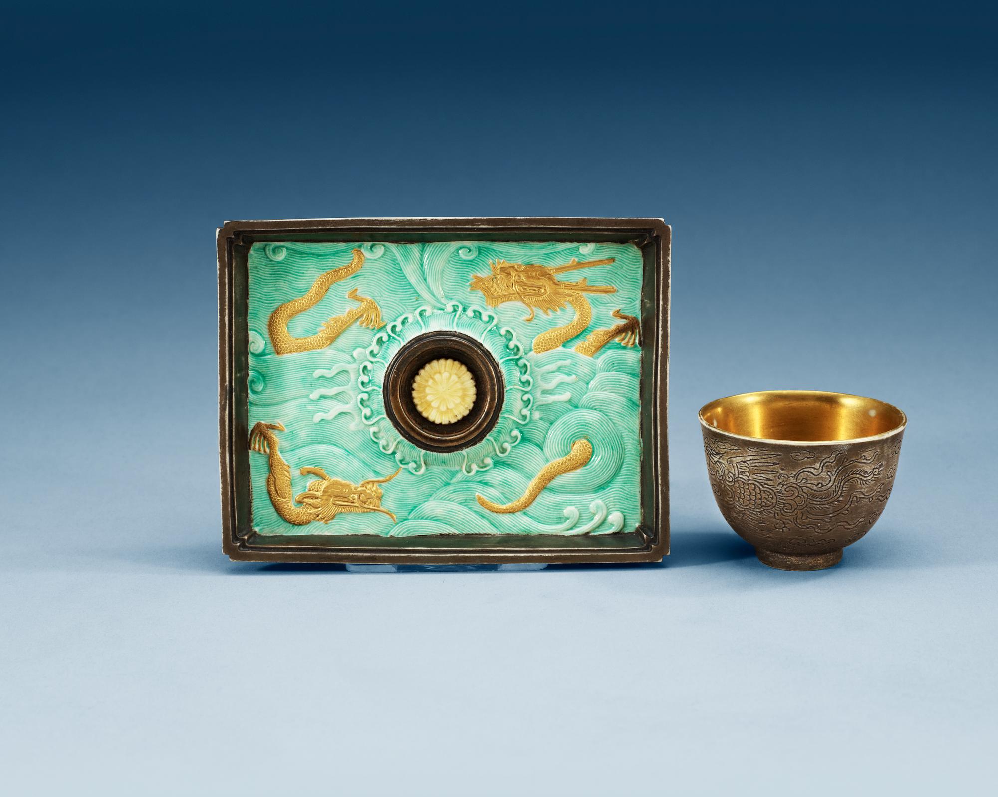 CEREMONIELL KOPP med BRICKA, biskviporslin. Qing dynastin. Med fyra karaktärers märke Hongzhi nian zhi (1488-1505).