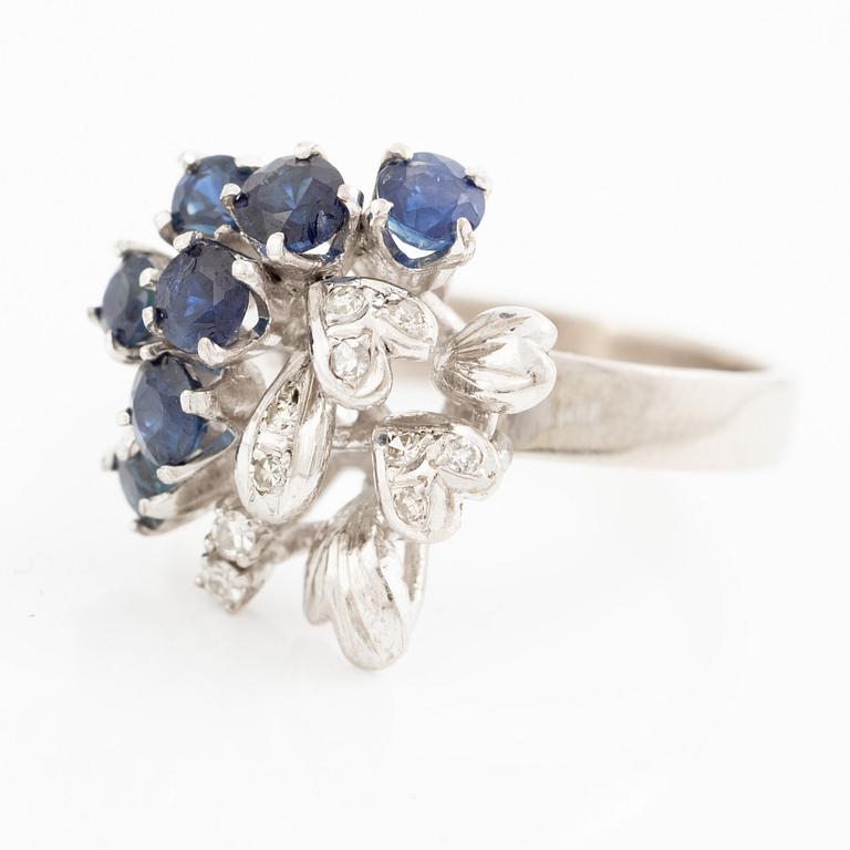 Ring, 18K white gold set with octagon-cut diamonds and sapphires.