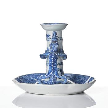 Ljusstake, porslin. Qingdynastin, Qianlong (1736-95).
