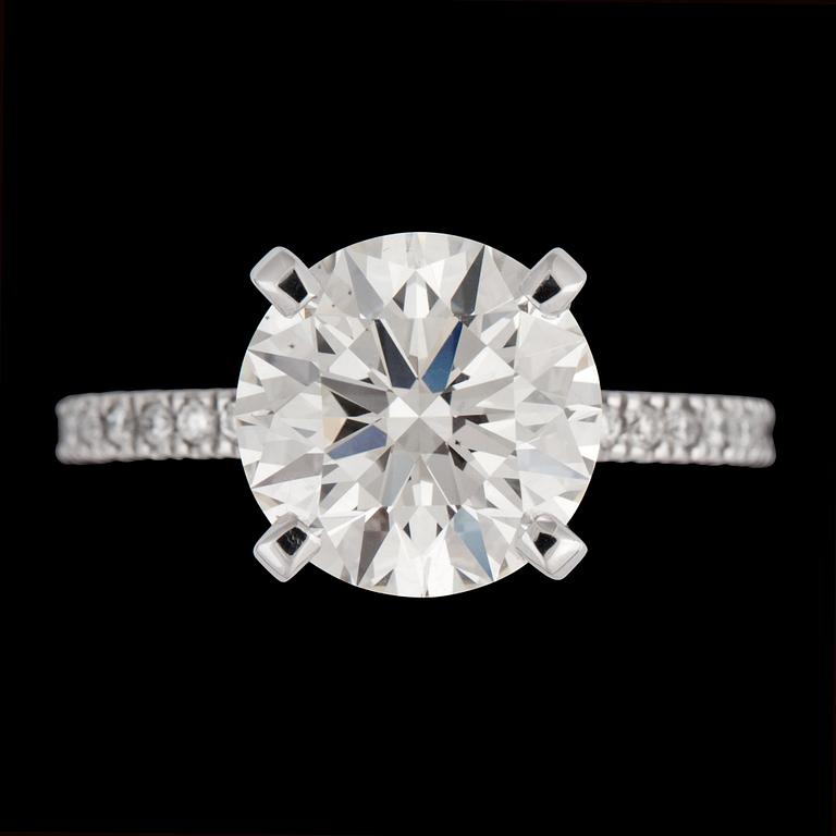 A brilliant cut diamond ring, 4.10 cts, and smaller brilliant cut diamonds, tot. 0.36 cts.