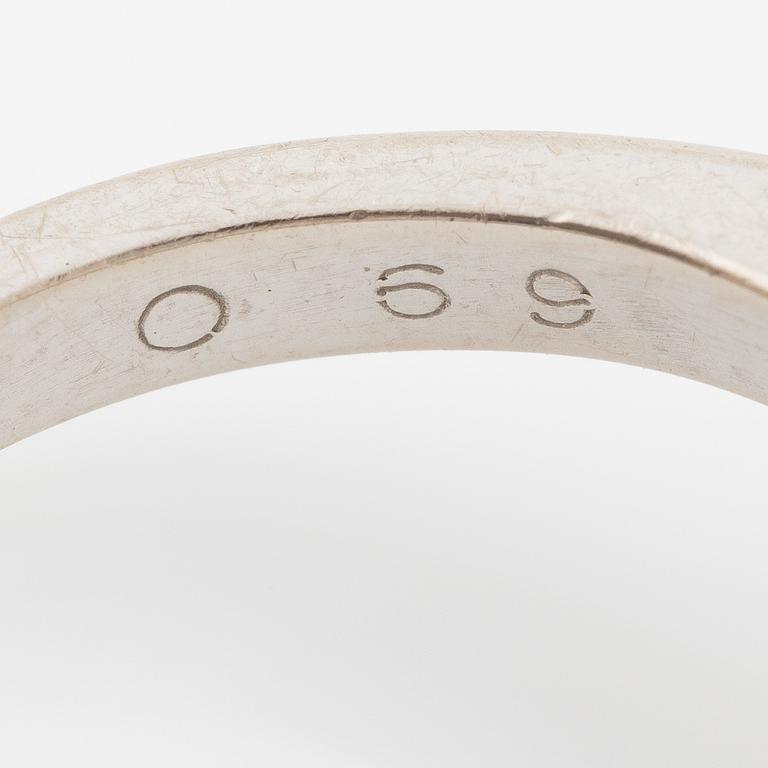 Ring, carmosemodell, 18K vitguld med safir och briljantslipade diamanter.