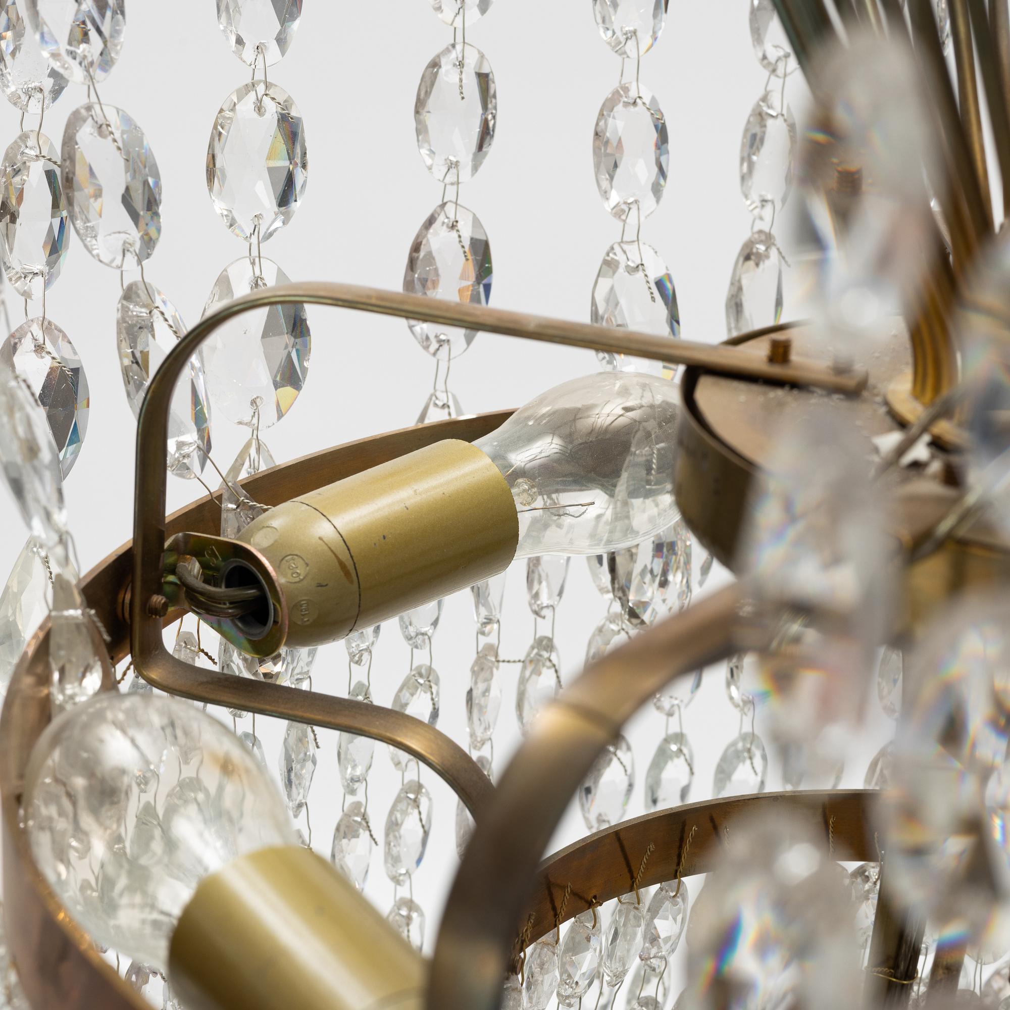 Ljuskrona, Empirestil 1900-tal med vissa äldre delar.