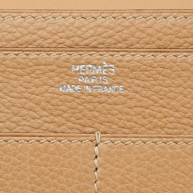 HERMÈS, a beige leather wallet, "Dogon".