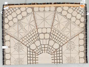 MATTA, "Östergyllen". Maskinvävd rya, Marianne Richter för Wahlbecks, Linköping. Formgiven omkring 1968. Ca 190x139 cm.