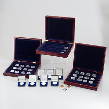 Myntsamling, minnes- och jubileumsmynt, 61 st, mestadels i silver. I tre schatull.