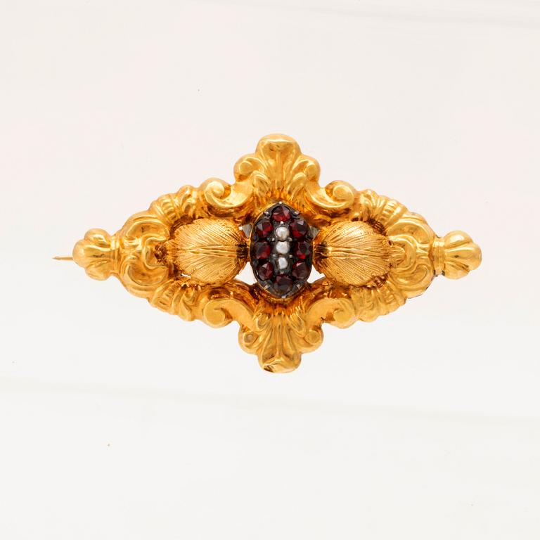 An 18K gold brooch set with pearls and garnets 1846.