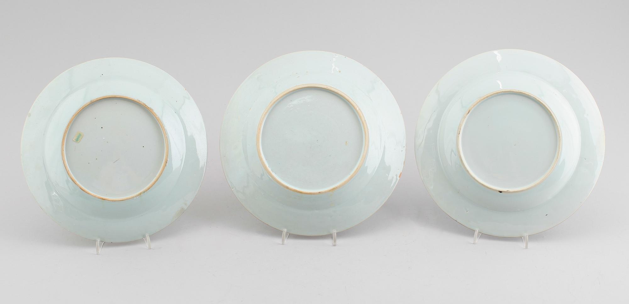 TALLRIKAR, 3 st (2+1), porslin, Kina, Qianlong 1736-1795.