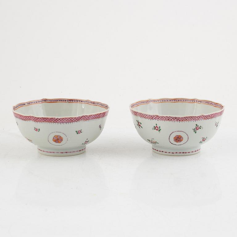 A par of Chinese famille rose porcelain bowls, Qing dynasty, Qianlong (1736-95).