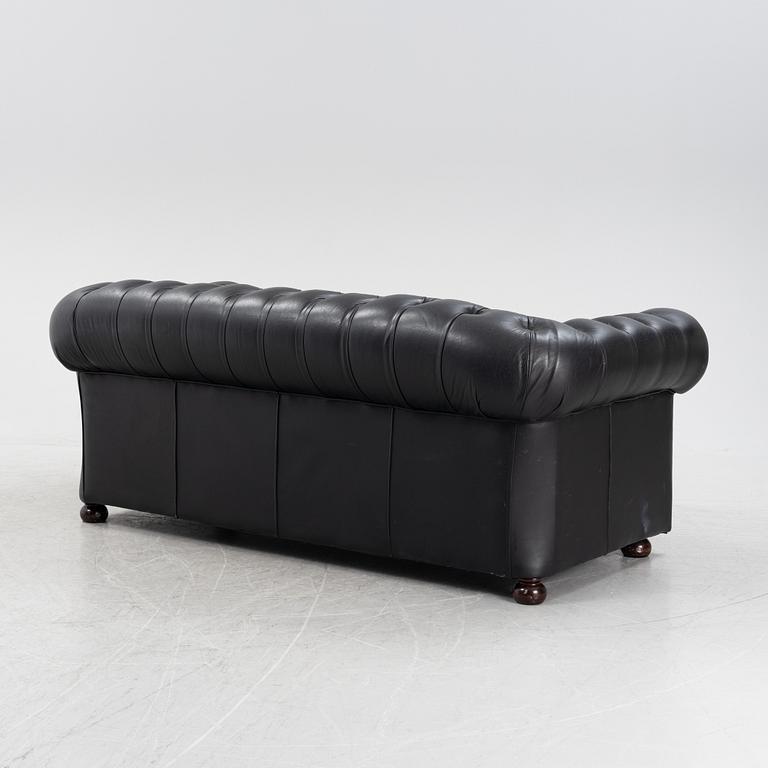A leather upholstered Chesterfield sofa from Winchester furniture, end of the 20th Century.