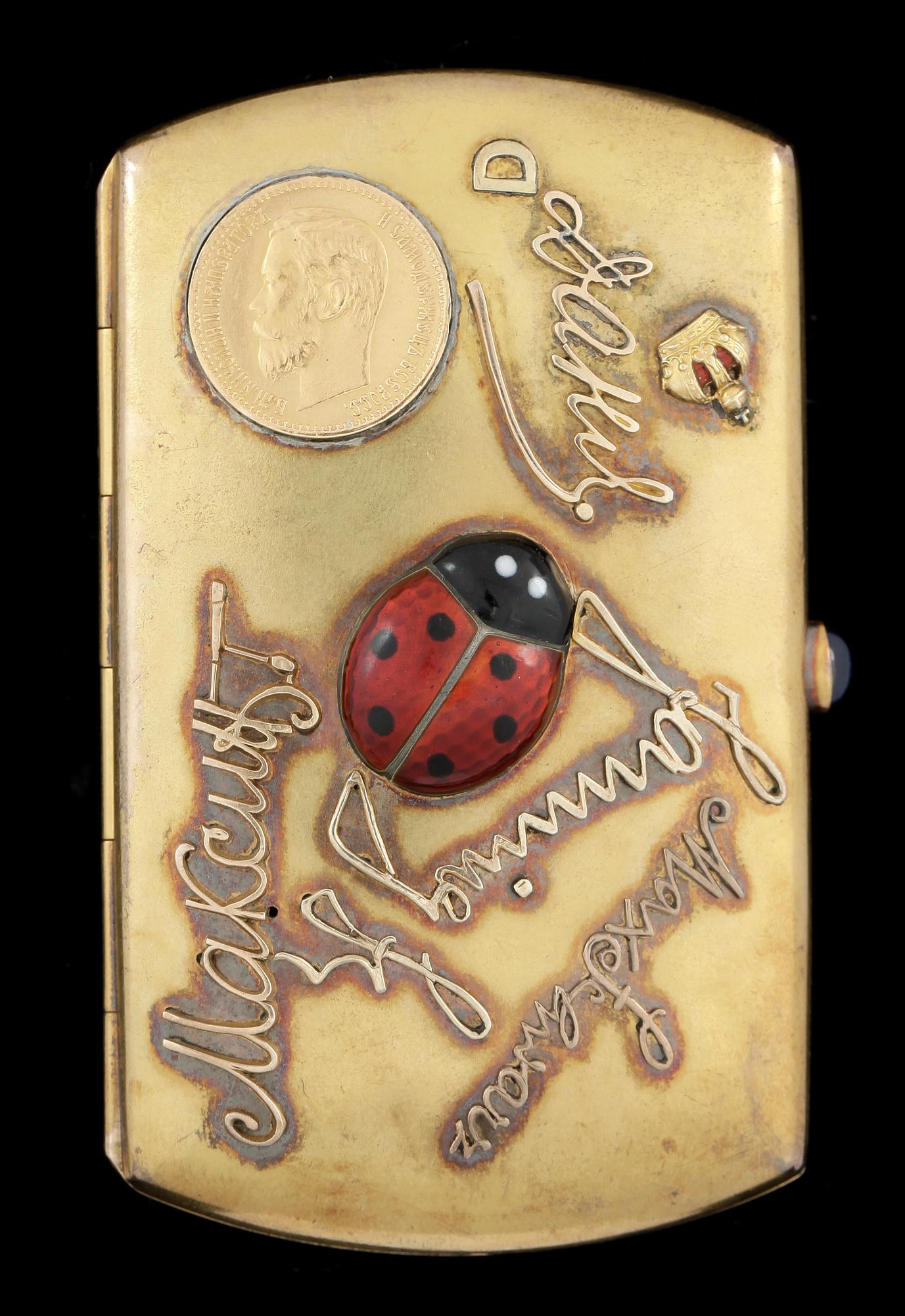 CIGARETTETUI, 14k guld med gammalslipade diamanter tot ca0,24ct, safirer och rubiner. 1930-tal. Vikt 65g.