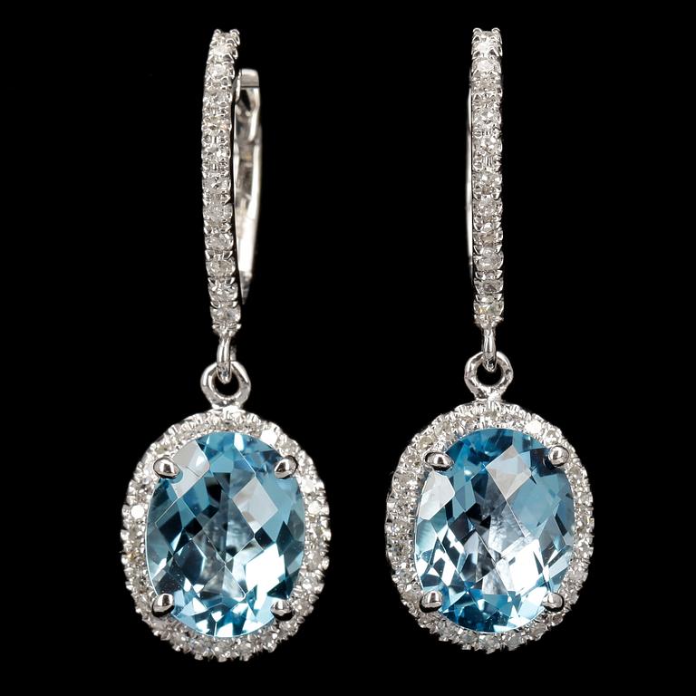 ÖRHÄNGEN, 14k vitguld med ovala blå topaser tot ca 5,5 ct och små briljantslipade diamanter. Tot vikt ca 4 gram.