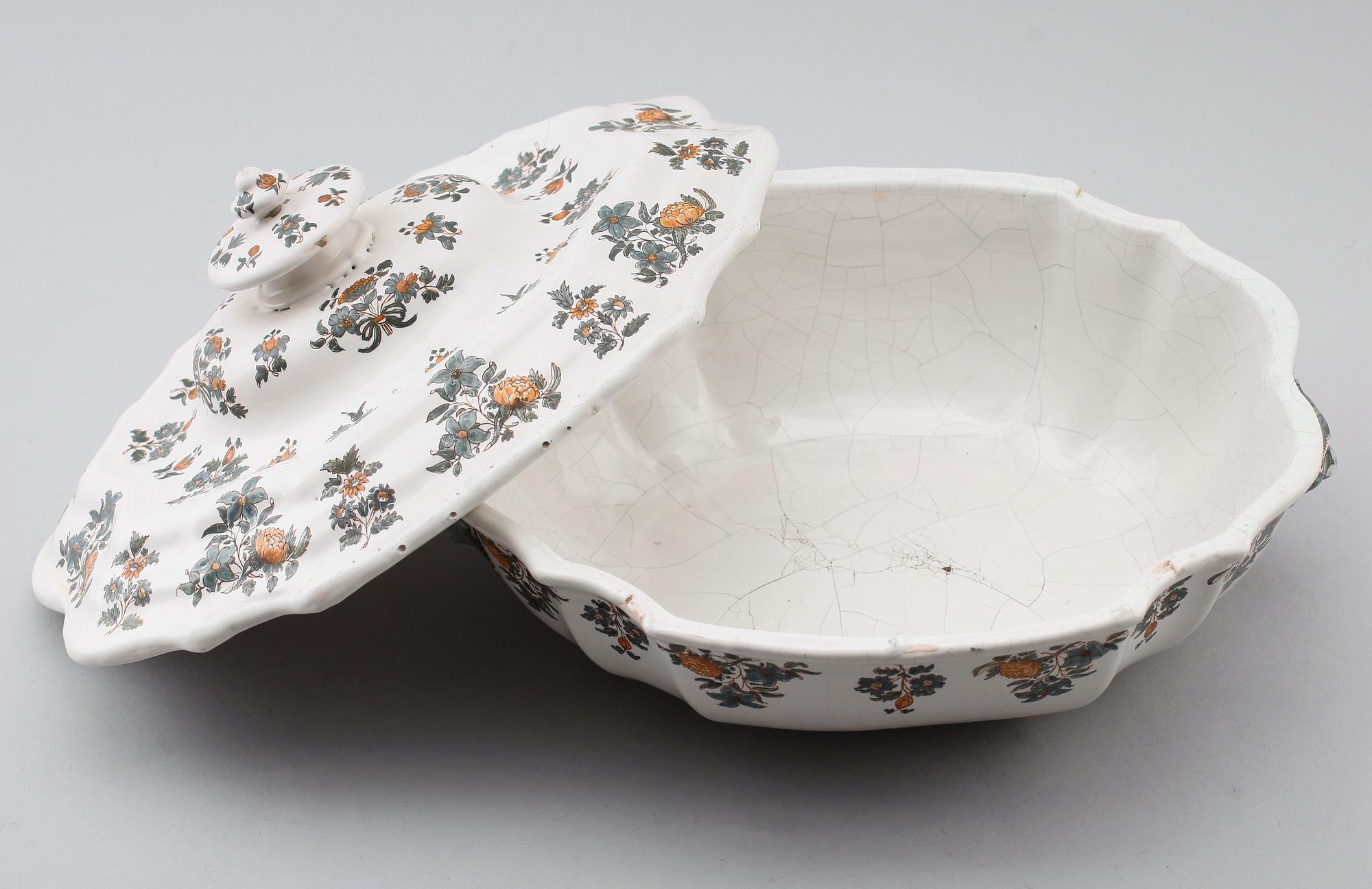 TERRIN med lock, fajans, märke för Joseph Olérys, Moustier.