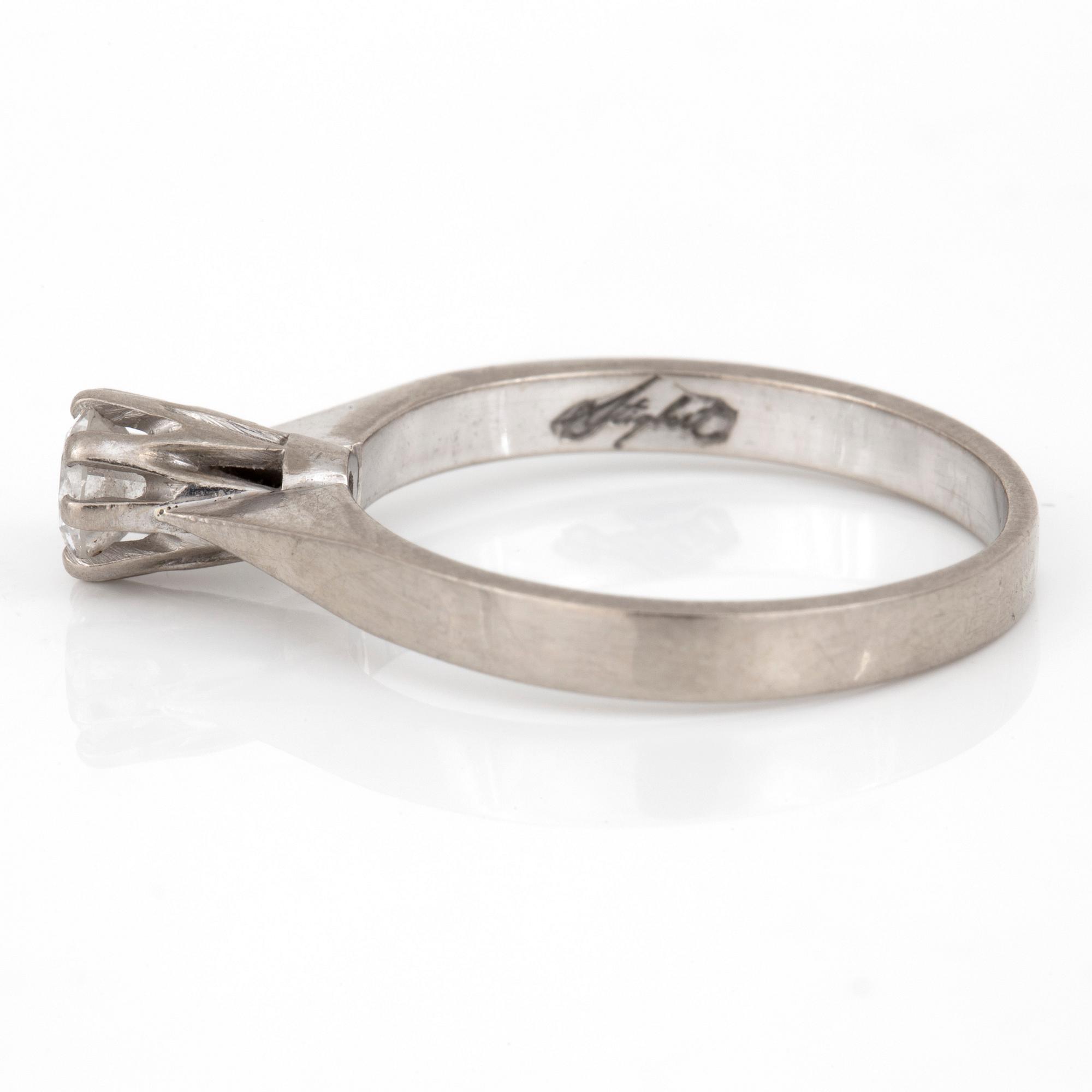 RING, 18 k vitguld, 0,4 ct enl gravyr.