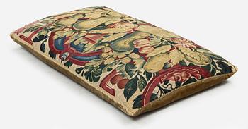 Fragment av vävd tapet, gobelängteknik, ca 57 x 36 cm, tillskriven Frans Geubels ateljé sent 1500-tal.