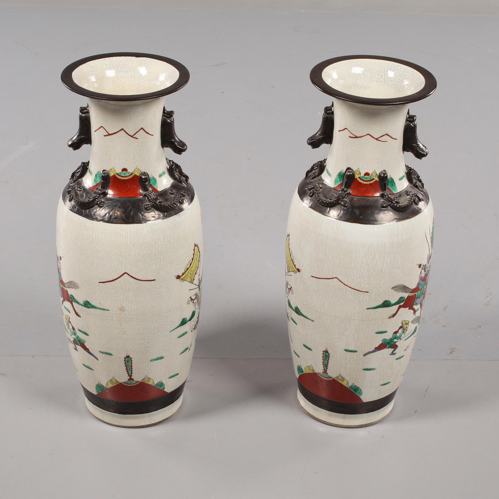 GOLVURNOR, ett par, porslin, Kina, 1900-talets första del.