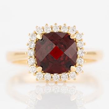 Ring in 18K gold with faceted garnet and brilliant-cut diamonds.