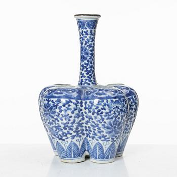 A blue and white tulip vase, Qing dynasty, 19th century.