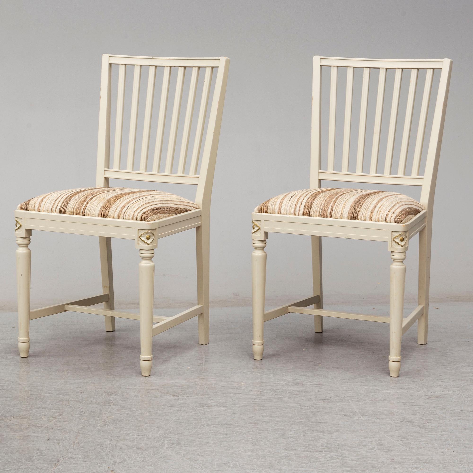 A dining table and 4 chairs, second half of the 20th century. 2 leaves included.