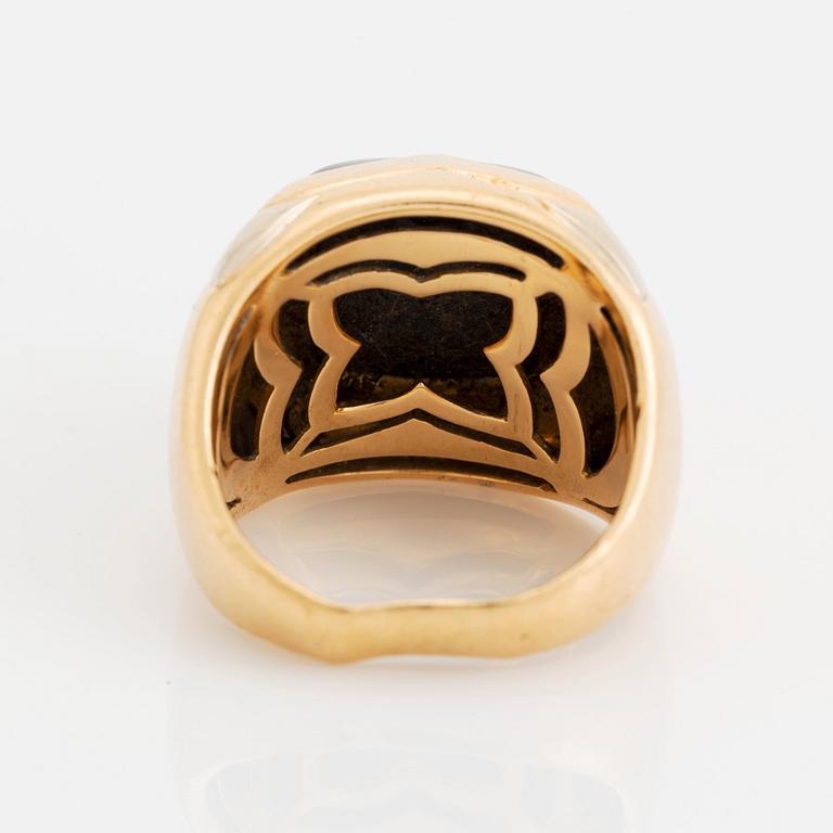 An 18K gold and onyx Bulgari ring.