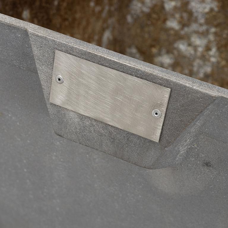 Björn Alge, planteringskärl, ett par, "Karl", Byarums Bruk.